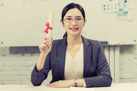 商务女士拿着喜报背景图片