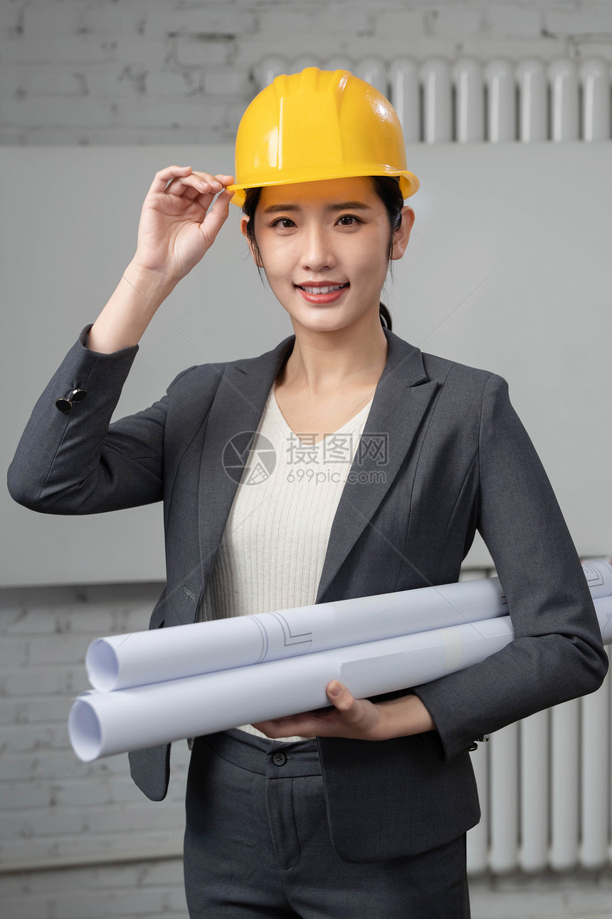 戴着安全帽的青年女工程师图片
