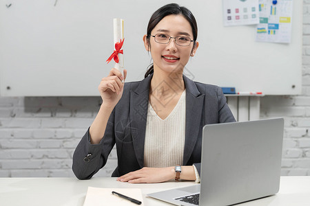 商务女士拿着喜报背景图片