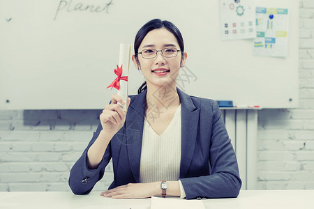 商务女士拿着喜报背景图片