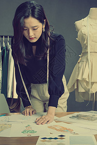 职业女性手绘服装设计师手绘设计图背景