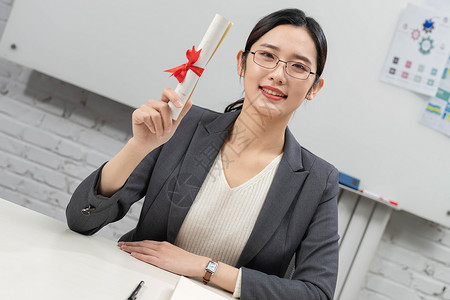 商务女士拿着喜报背景图片