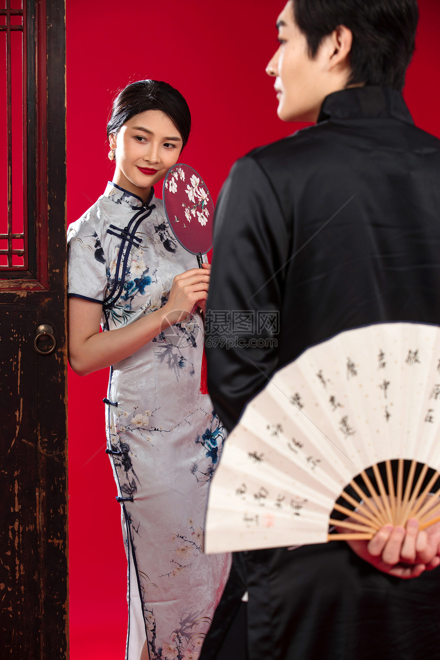 穿中式服装的青年夫妇图片