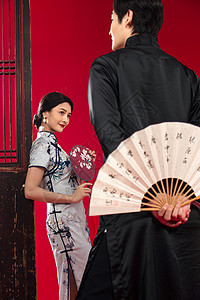 仰慕穿中式服装的青年夫妇背景