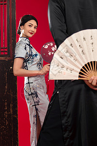 仰慕穿中式服装的青年夫妇背景