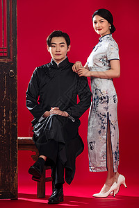 穿中式服装的青年夫妇高清图片