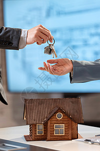 房地产销售给顾客钥匙高清图片