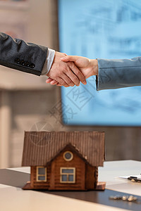 客户服务代房地产经纪人房地产销售和顾客握手背景