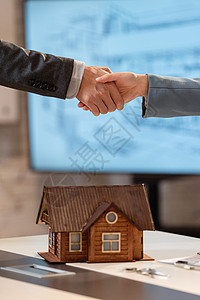 房地产销售和顾客握手图片