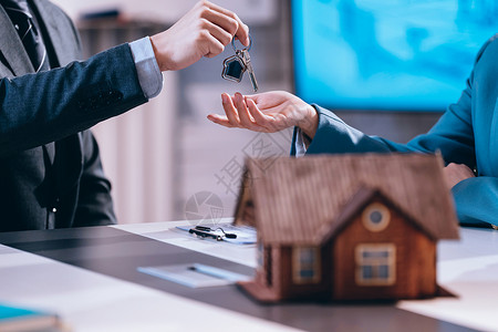 选择代理房地产销售给顾客钥匙背景