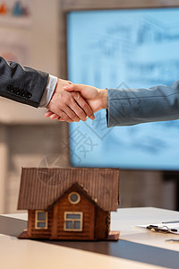 客户服务代房地产经纪人房地产销售和顾客握手背景