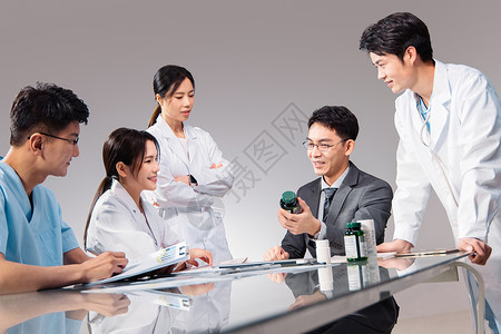 医药销售代表和医生交流高清图片