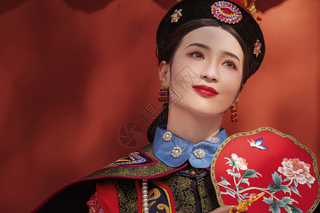 向上中国文化身穿清宫服的青年女人背景