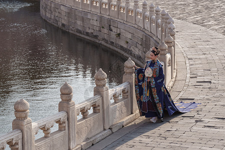 古风河边素材站在护城河边的古装美女背景