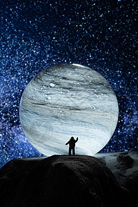 宇航员看向月球背景
