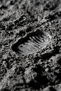 高峰高太空月球上的足迹背景
