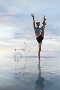 两腿分高举手臂年轻女人在水面上练习瑜伽背景