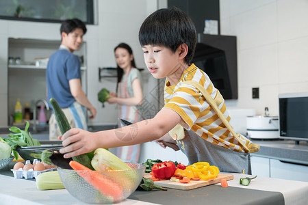 年轻父母教儿子学做饭图片