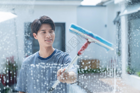 青年男人做家务劳动图片