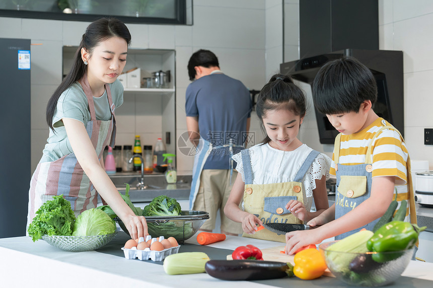 年轻父母教孩子学做饭图片