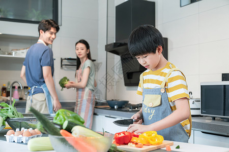 年轻父母教儿子学做饭图片