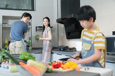 年轻父母教儿子学做饭高清图片