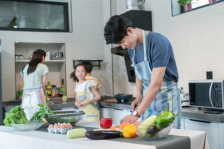 年轻父母教孩子学做饭图片