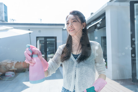 透明泡泡粉色年轻女人在家做家务背景