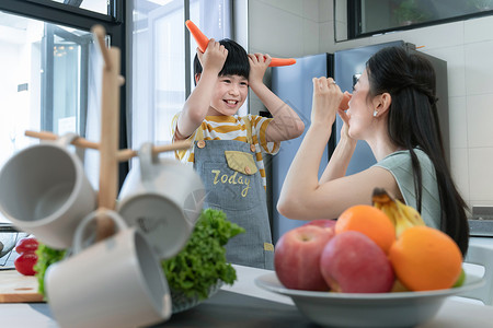 在厨房里做饭的快乐母子图片