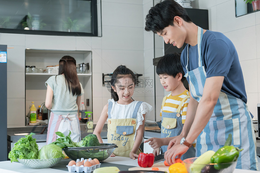 年轻父母教孩子学做饭图片