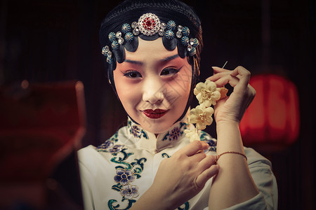角花素材京剧女演员对着镜子佩戴首饰背景