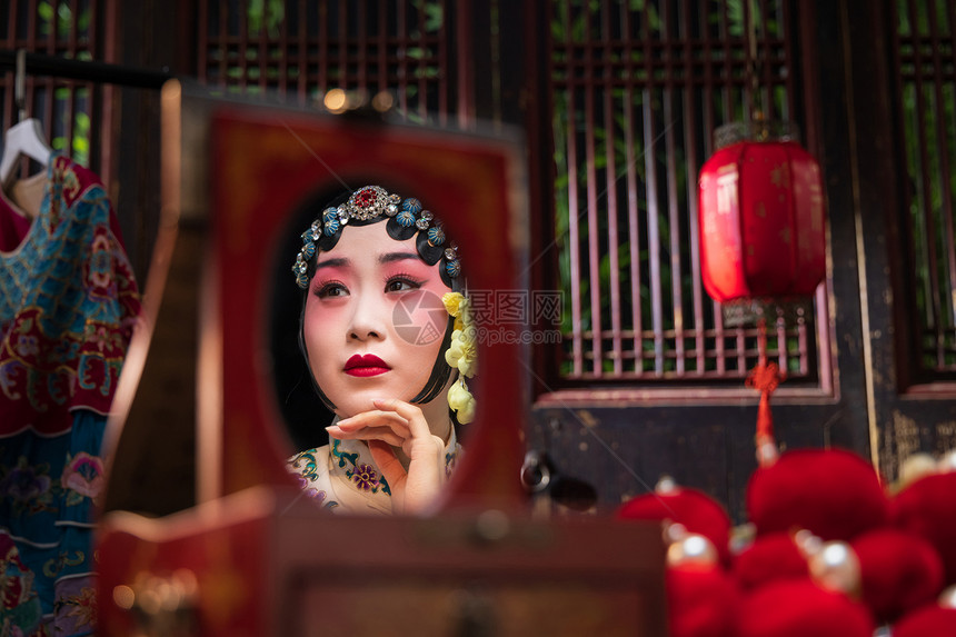 京剧女演员对着镜子化妆图片
