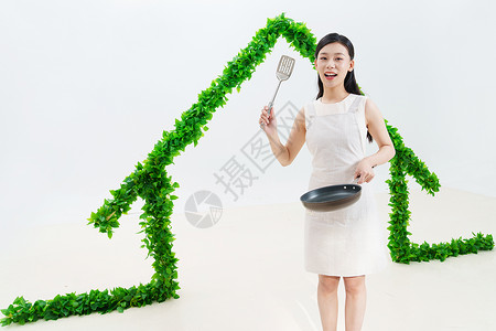 绿色房子下的家庭煮妇高清图片