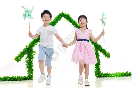 绿色房子下的快乐儿童图片