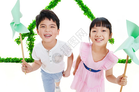 一把绿色可爱的雨伞绿色房子下的快乐儿童背景