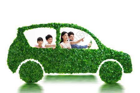 开车的男孩欢乐的一家人驾驶绿色环保汽车出行背景