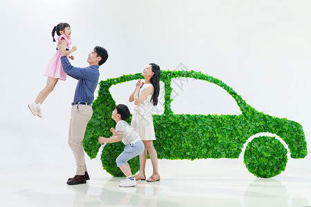 新能源汽车旁快乐的一家人图片