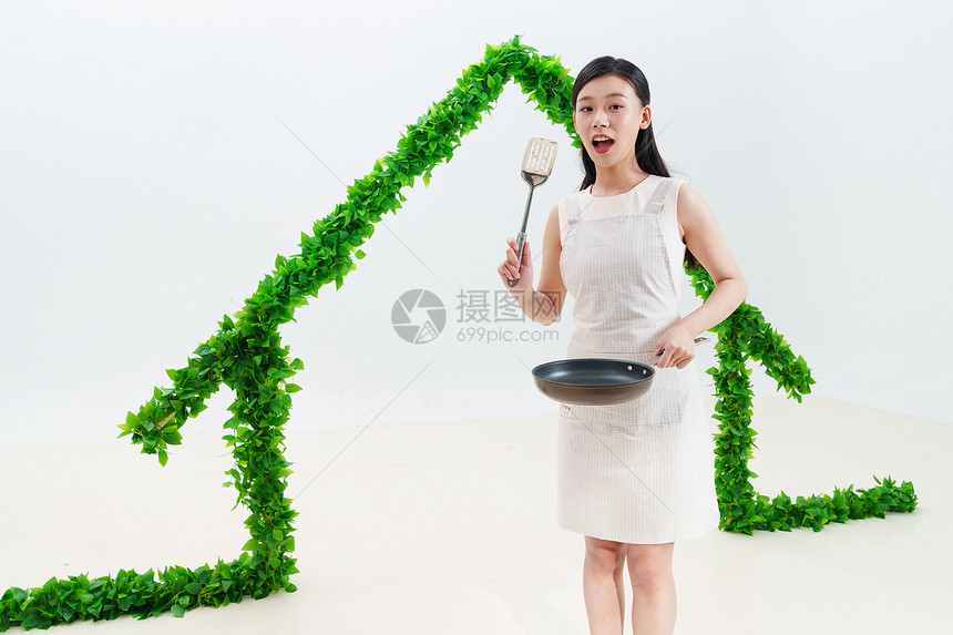 绿色房子下的家庭煮妇图片