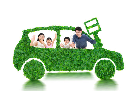 欢乐的一家人驾驶绿色环保汽车出行高清图片
