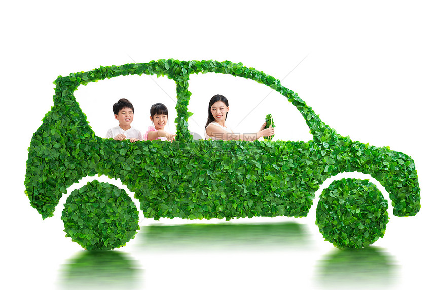 年轻母亲带孩子们驾驶绿色环保汽车出行图片