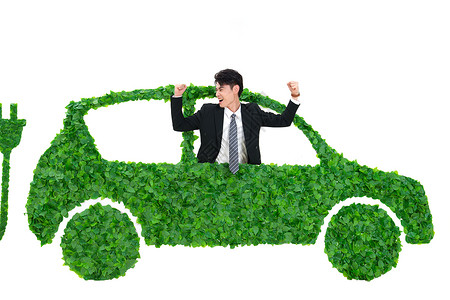 青年商务男士驾驶绿色环保汽车出行图片