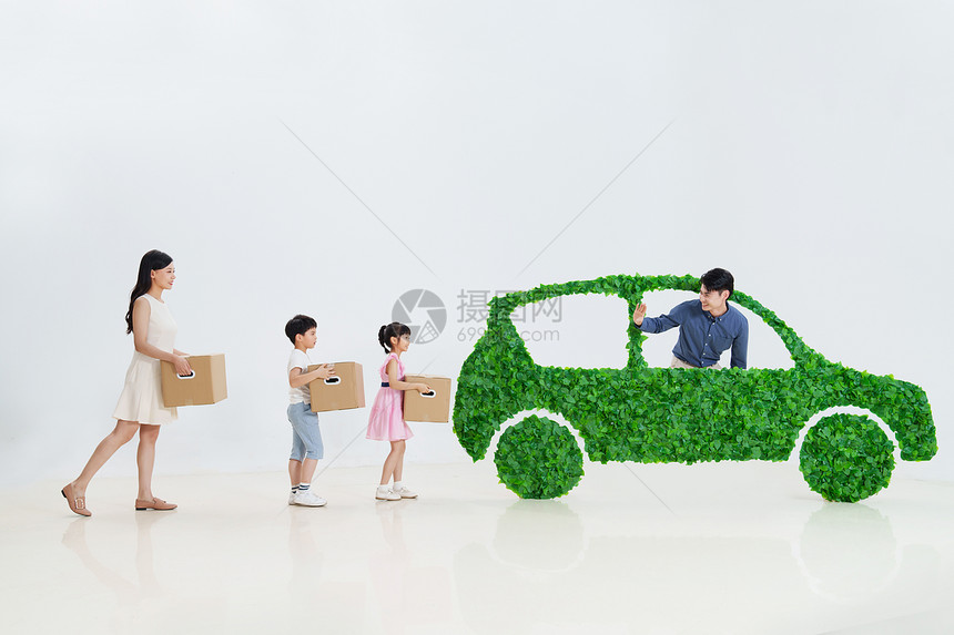 一家人准备驾驶绿色环保汽车出行图片
