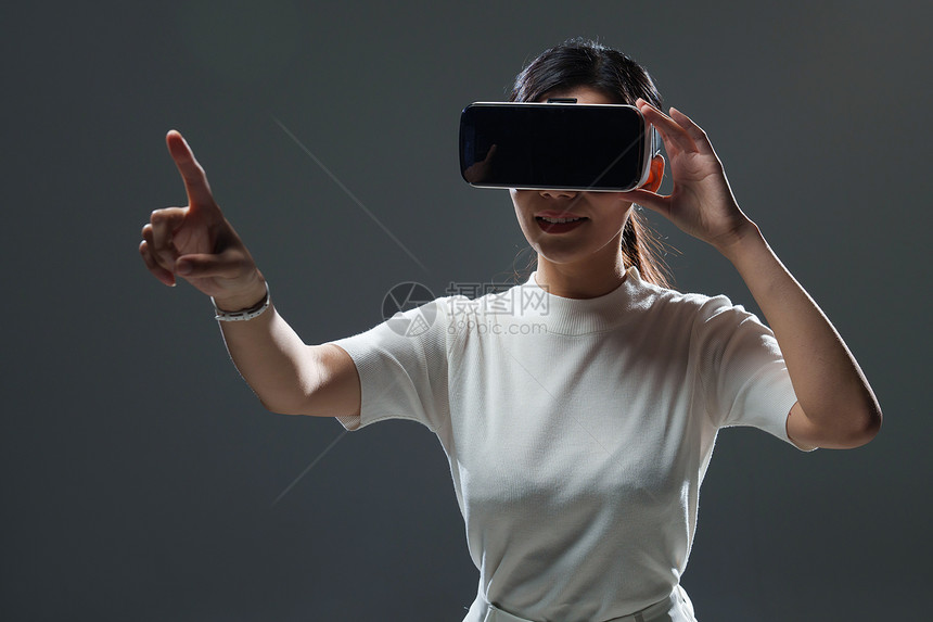 戴VR眼镜的商务女士图片