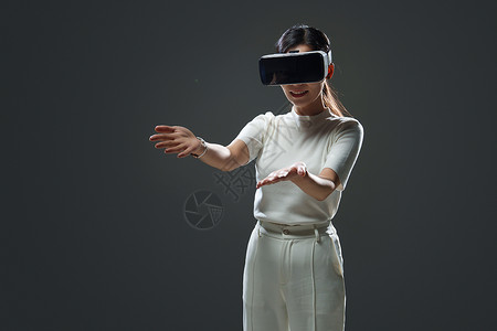 戴VR眼镜的商务女士背景图片