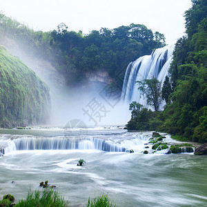 正方画幅贵州省黄果树瀑布背景