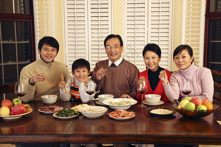 东方家庭过年图片