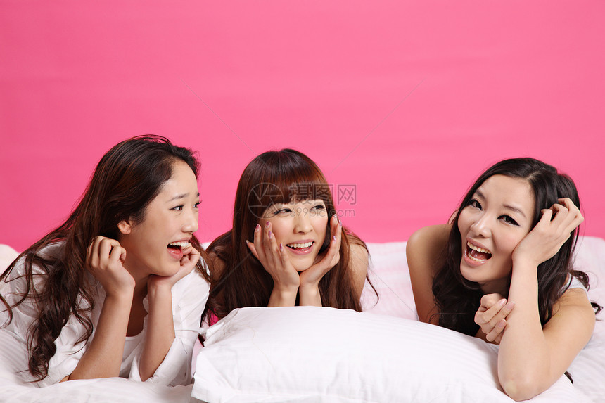 三个东方女人趴在床上图片