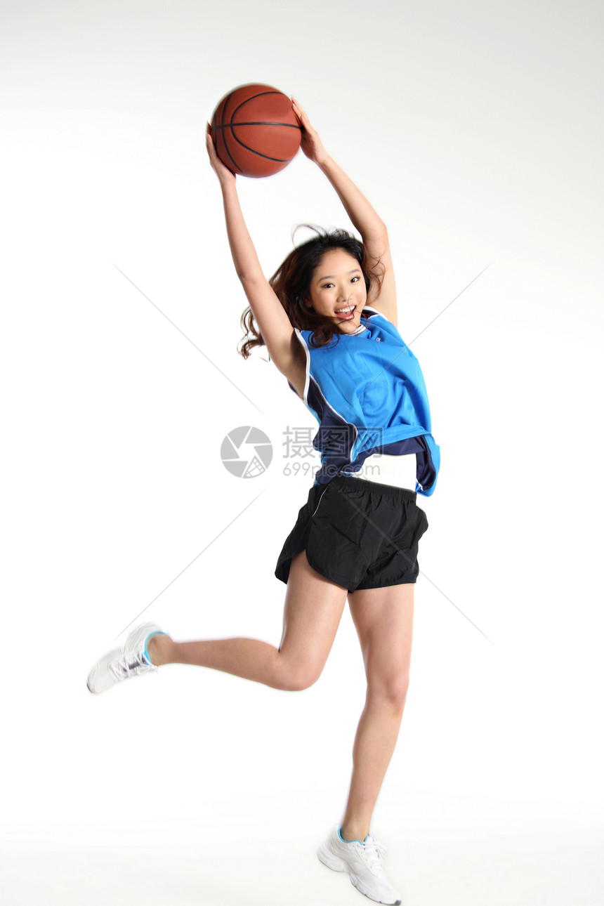 东方女篮球运动员带球跳跃图片