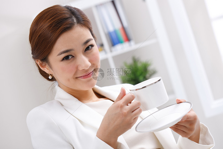 青年商务女士喝咖啡图片