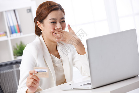 现代商务卡片青年商务女士拿着信用卡背景